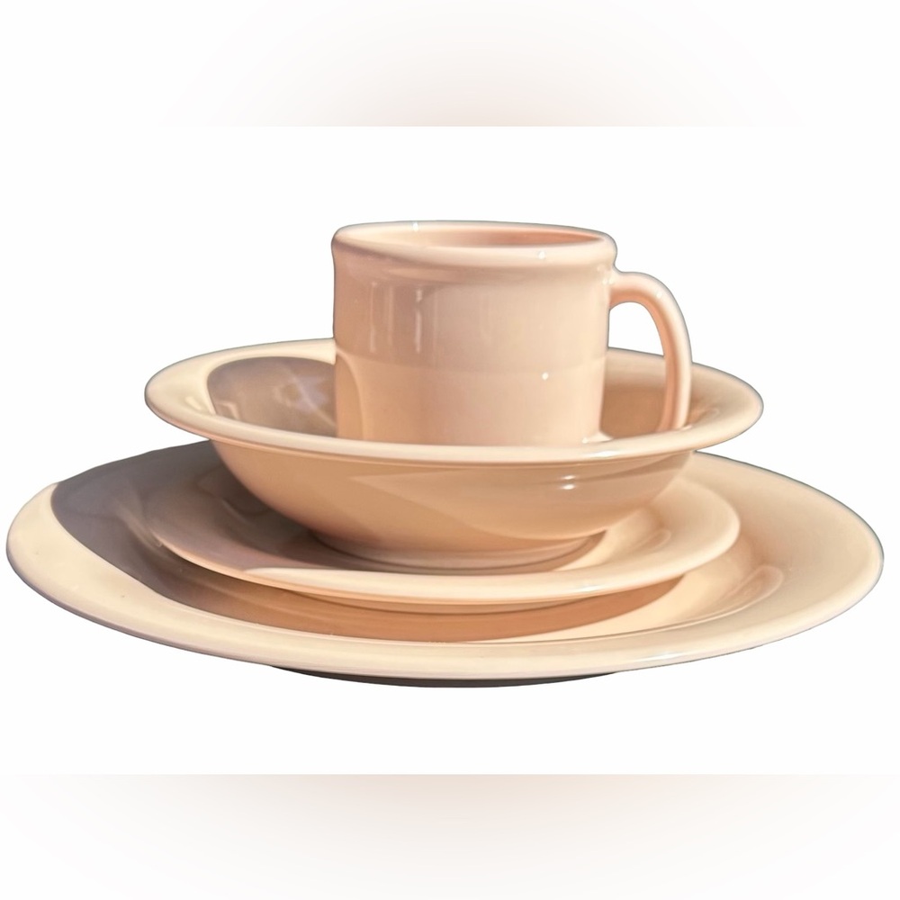 Vintage Tupperware MCM 70’s Melamine  pink 
4 place setting Dinnerware Set